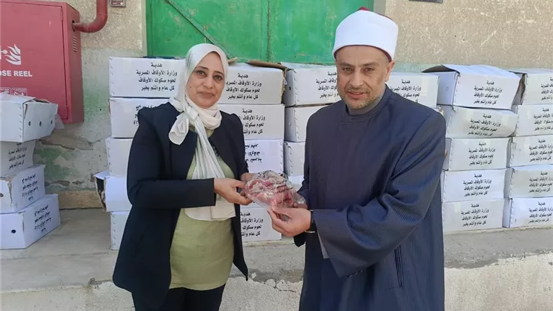 تسليم 2طن لحوم صكوك لتوزيعها علي الأسر الأولى بالرعاية في الإسماعيلية 