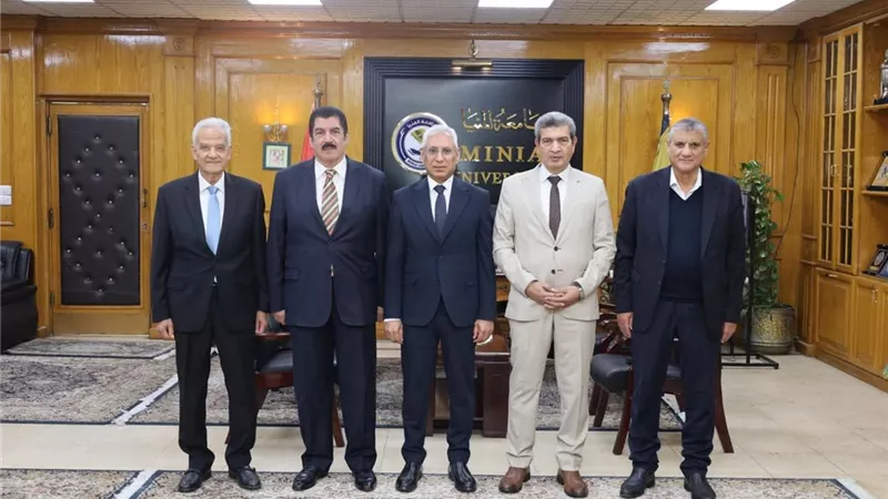 رئيس جامعة المنيا يترأس لجنة اختيار عميد كلية الطب