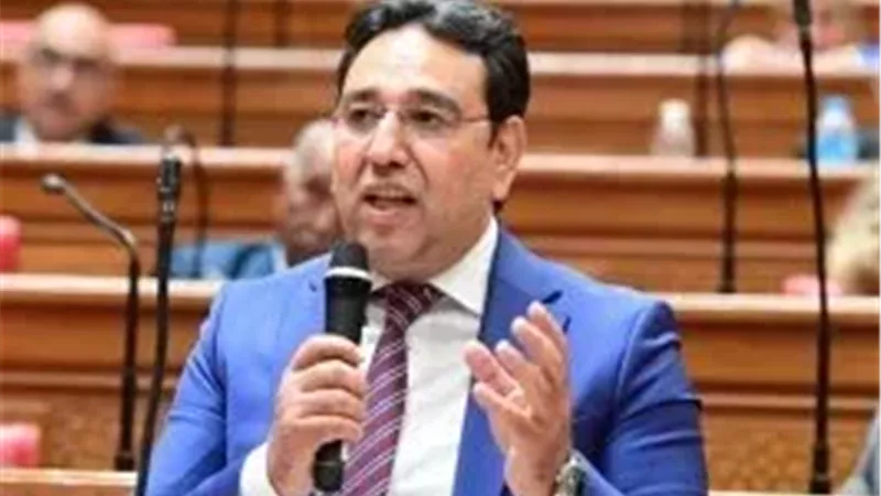 بقعة زيتية تثير التساؤلات.. ومحسب يطالب بكشف المتسببين وحماية البيئة البحرية
