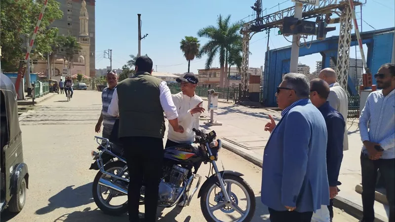 محافظ الدقهلية يضبط أول مركبة مخالفة لقرار التصدي للمركبات المسببة للتلوث السمعي