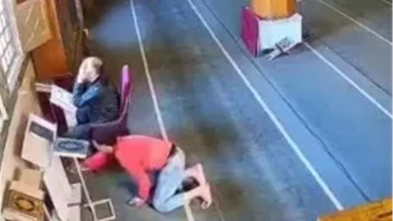 بجوار كتاب الله.. عاطل يسرق هاتف أحد المصلين داخل مسجد في دمياط