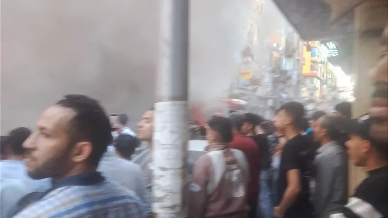 كانوا ماشيين في الشارع.. إصابة شخصين إثر انهيار جزئي لعقار بالإسكندرية 
