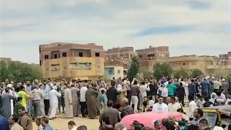 تشييع جثماني ضحيتي حادث طريق الإسماعيلية السويس بفايد (صور)