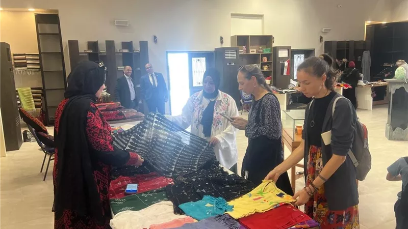 ديارنا يخطف الأنظار في شرم الشيخ.. الحرف التراثية تتألق على هامش سباق الهجن