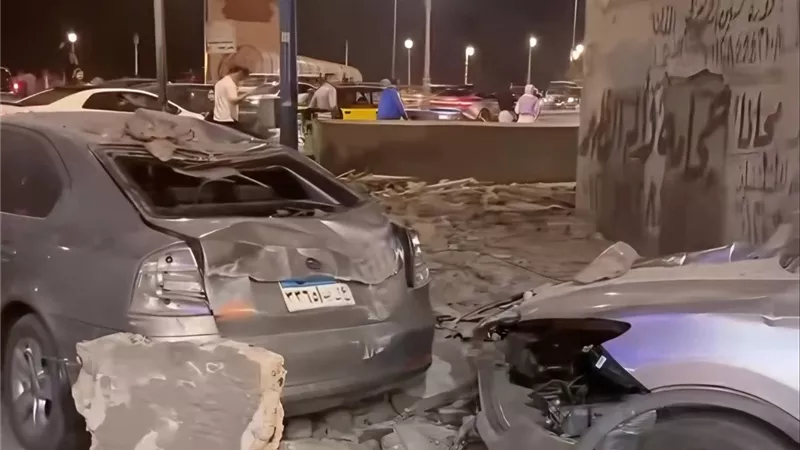 انهيار أجزاء من عقار قديم بشارع الأرمن  بالإسكندرية دون إصابات وتهشم سيارتين