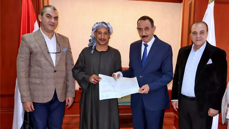 محافظ سوهاج يسلم أول عقدين للمتقدمين عبر المنصة الوطنية لتقنين أملاك الدولة