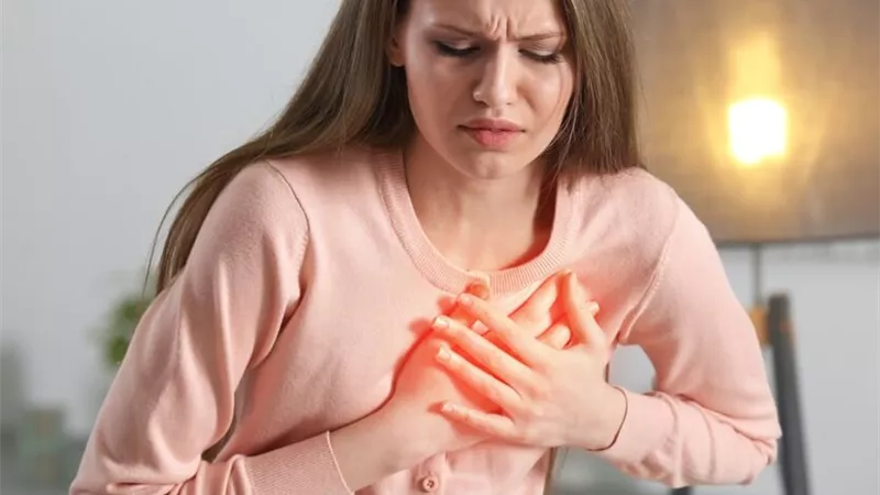 خفقان القلب.. متى يكون طبيعيًا ومتى يستدعي القلق؟