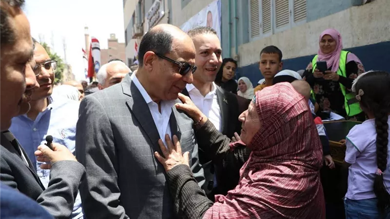 محافظ المنيا يتابع القافلة الطبية المجانية بـ«أبا البلد» في مغاغة