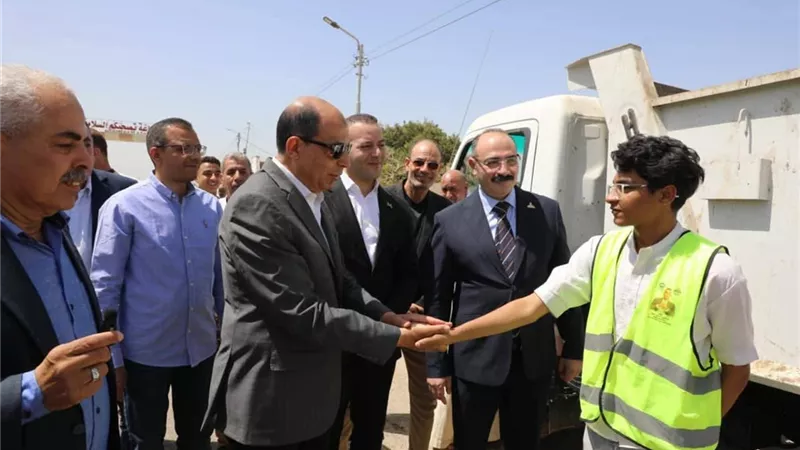 محافظ المنيا يتفقد اصطفاف معدات النظافة والرصف بمغاغة