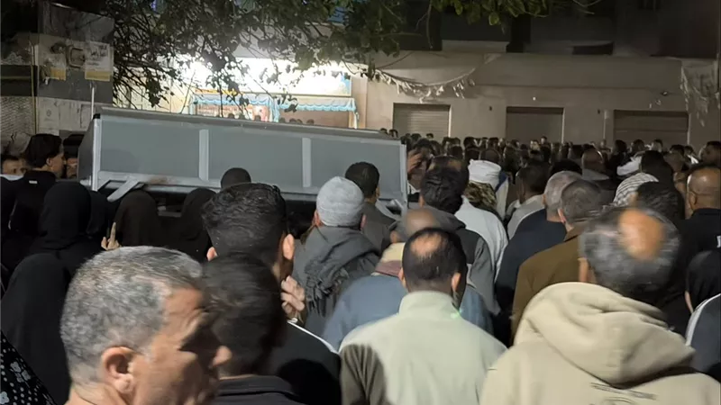 جنازة مهيبة لشاب توفي في ظروف غامضة بالزقازيق .. وصرخات والدته تُبكي الجميع بالدقهلية