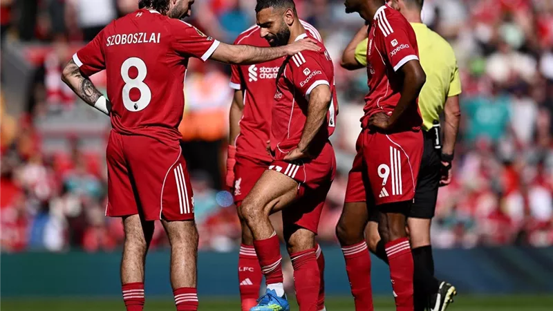 الجهاز الفني لمنتخب مصر يطمئن على محمد صلاح بعد الإصابة أمام كريستال بالاس