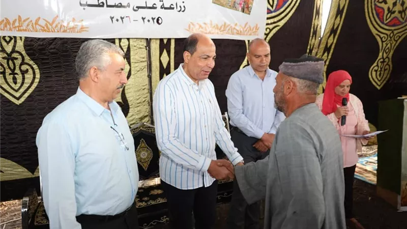 محافظ المنيا يكرم مزارعي بني حكم ويدعم زيادة المساحات المنزرعة بسمالوط
