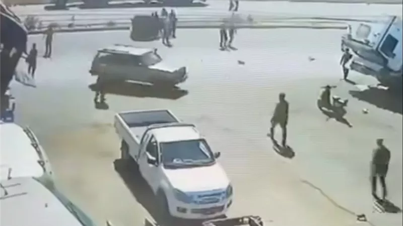 فيديو صادم.. سيارة تصدم توك توك بالإسماعيلية وتلوذ بالفرار بعد إصابة طفلتين