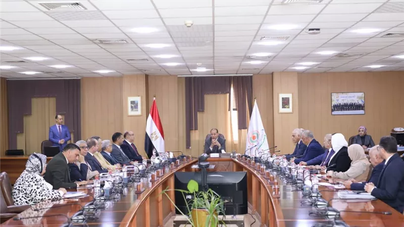 جامعة المنصورة تبحث ربط التخصصات بسوق العمل وتحديث البرامج الدراسية