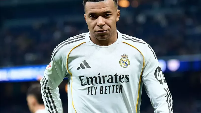 غضب جماهير ريال مدريد يتصاعد ضد كيليان مبابي وإدواردو كامافينجا