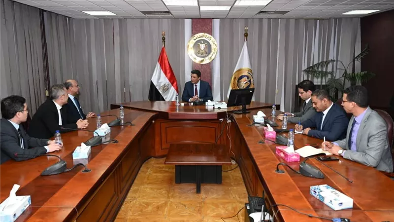 وزير الصناعة: تقديم كافة الدعم للشركات الملتزمة بتوطين الصناعة وزيادة القيمة المضافة 