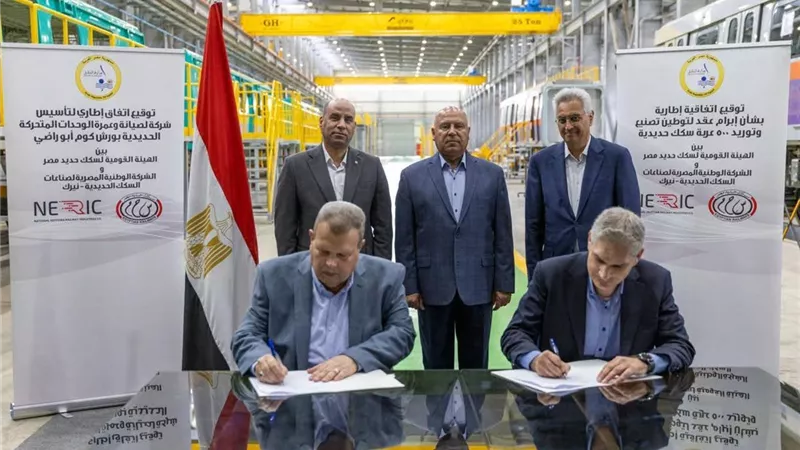 «النقل» توقع اتفاقيتين استراتيجيتين مع «نيرك» لتوطين صناعة عربات القطارات في مصر