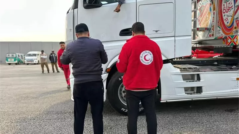 دعم متواصل للأشقاء.. الهلال الأحمر المصري يسيّر قافلة «زاد العزة» الـ183 إلى غزة