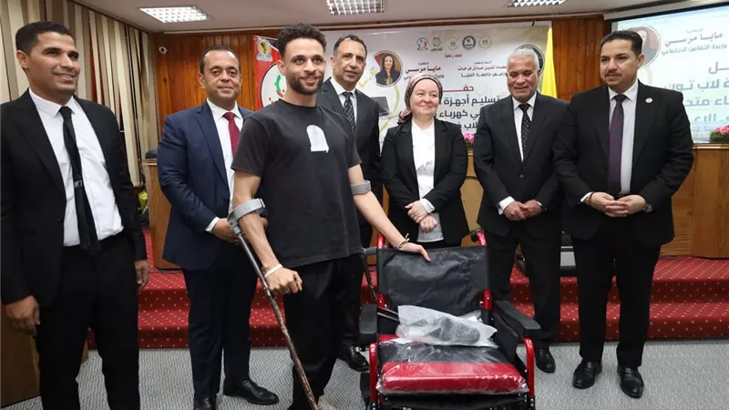 جامعة المنيا توزيع 20 لاب و5 كراسي كهربائية لطلابها من ذوي الإعاقة 