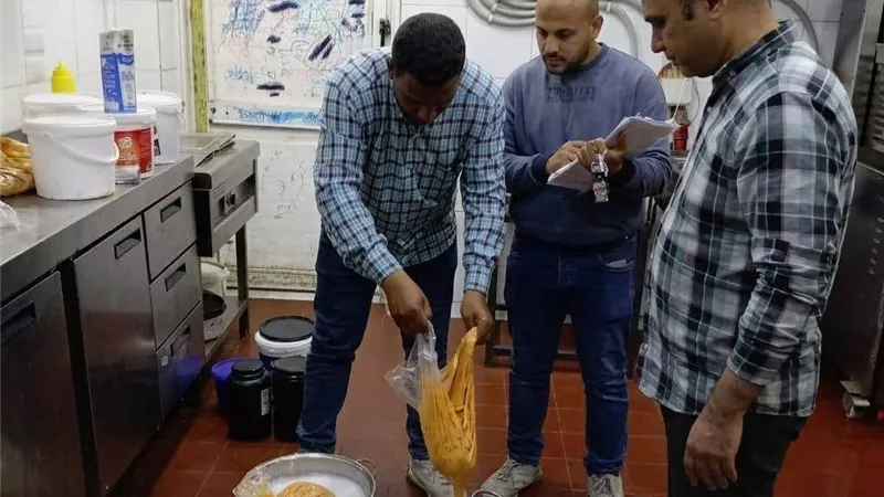 ضبط ألبان فاسدة وغلق 34 منشأة مخالفة خلال 72 ساعة بالمنيا
