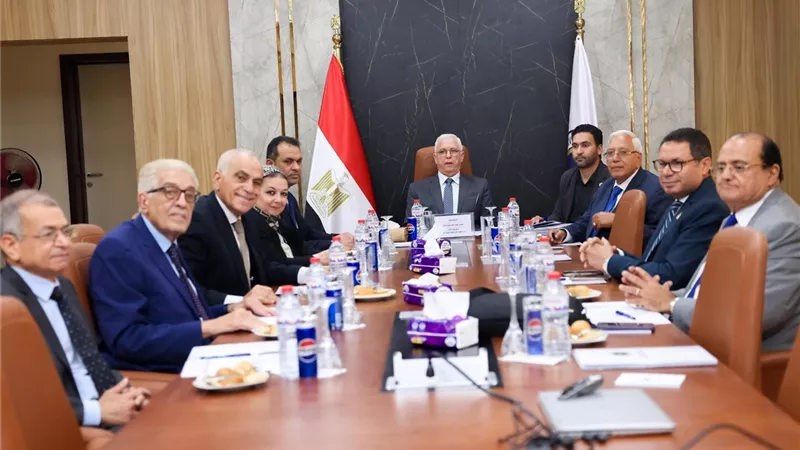مجلس أمناء جامعة المنصورة الأهلية يناقش التوسع الأكاديمي وخطط التطوير الإداري