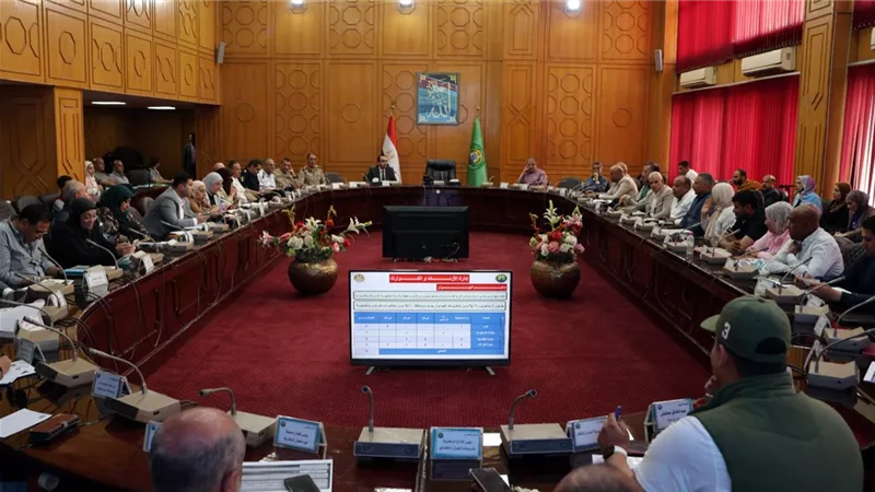 محافظ الإسماعيلية يبحث الاستعدادات للتدريب العملي لمواجهة الأزمات والكوارث