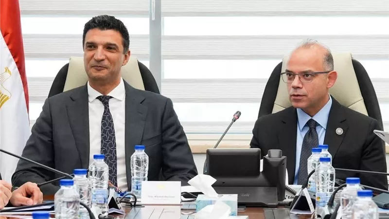 وزيرا الاستثمار والصناعة يبحثان مع شركة 