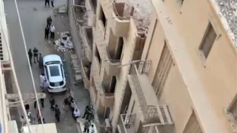 ميل مفاجئ بعمارة سكنية من 5 طوابق بكورنيش المنيا والوحدة المحلية تتدخل