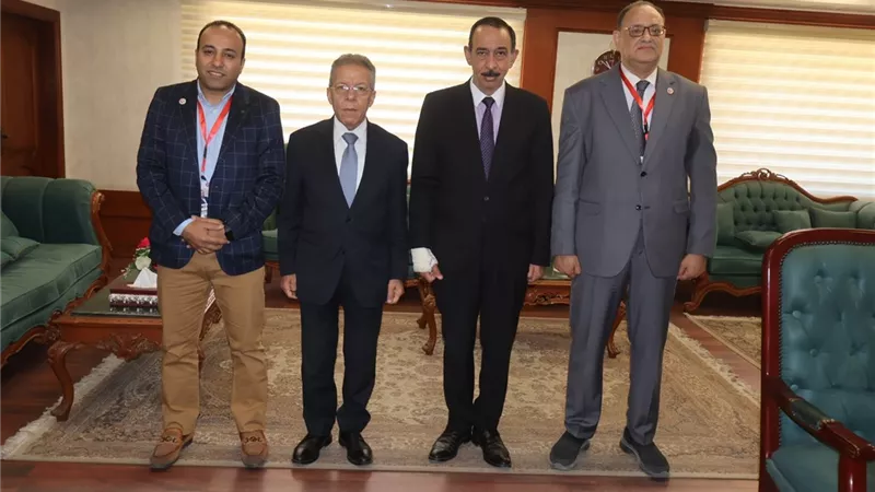 محافظ سوهاج يستقبل النقيب العام لأطباء مصر 