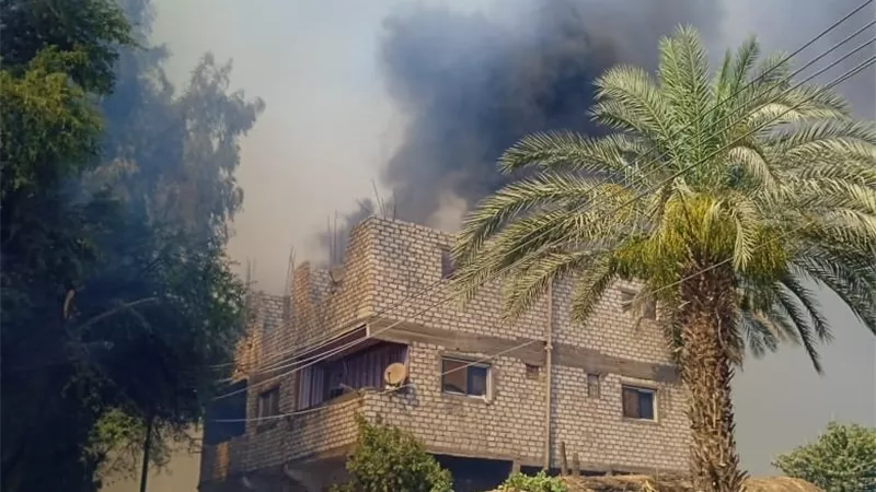 جار السيطرة عليه.. نشوب حريق داخل 5 منازل في قرية الياسينية بقنا