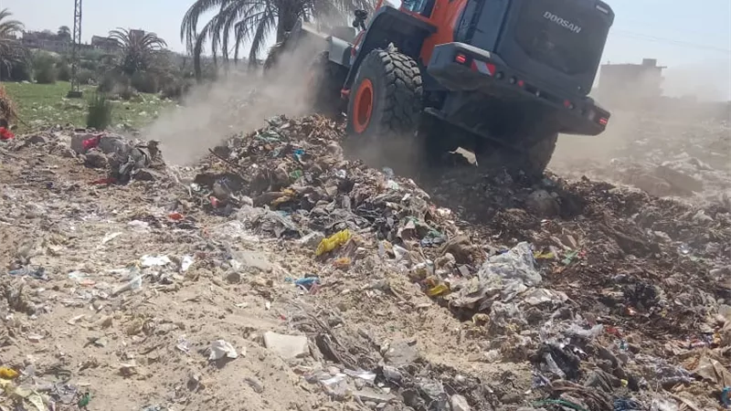 حملة مكبرة لرفع القمامة والمخلفات بقرية الحجاز في الإسماعيلية (صور)