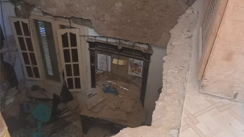 لحظات رعب في محرم بك.. إصابات بالجملة بعد انهيار مفاجئ