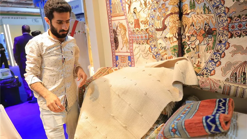 «ديارنا» ينعش التراث المصري.. إقبال كبير على الحرف اليدوية في «بي إكسبو»