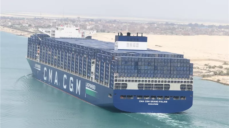 عبور سفينة «CMA CGM GRAND PALAIS» العملاقة قناة السويس في أولى رحلاتها البحرية