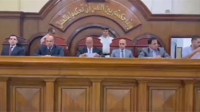 عاتب أحدهم لمعاكستة زوجته.... المؤبد للمتهمين بقتل عامل مطعم بالشرقية
