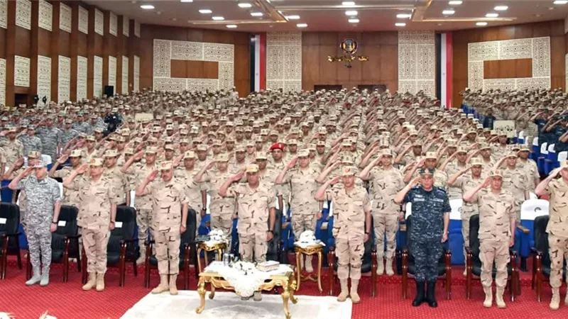 وزير الدفاع يلتقي بمقاتلي المنطقة الغربية العسكرية ويؤكد على جاهزيتهم القتالية العالية