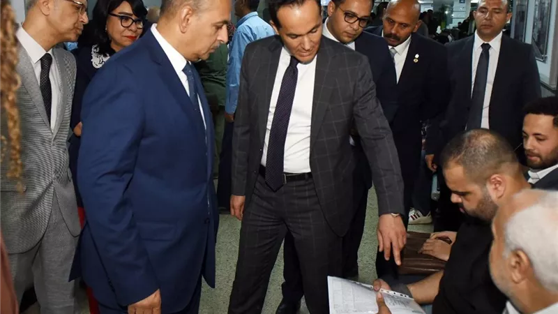 جولة تفقدية للرئيس التنفيذي للهيئة العامة للاستثمار والمناطق الحرة بمركز خدمات المستثمرين