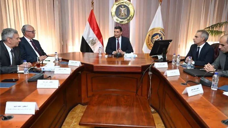 وزير الصناعة: حريصون على تشجيع شركات الأدوية للتوسع في صناعة المواد الفعالة