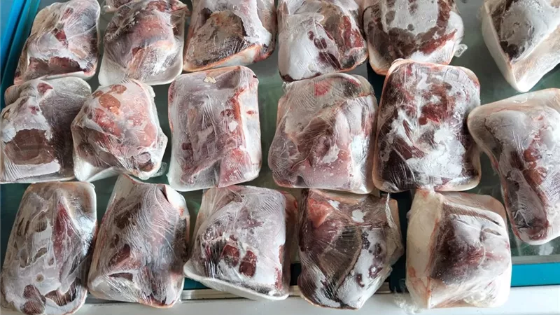 ضبط 1761 وحدة غذائية فاسدة ومنتهية الصلاحية خلال حملة مكثفة بمركز منفلوط
