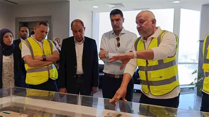 وزير الصناعة يصل إلى المنيا لتفقد مصنع القناة للسكر