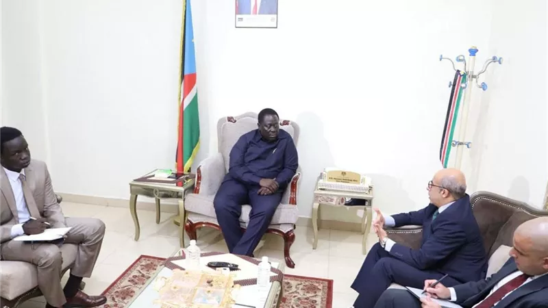 نائب رئيس جمهورية جنوب السودان يستقبل السفير المصري في جوبا