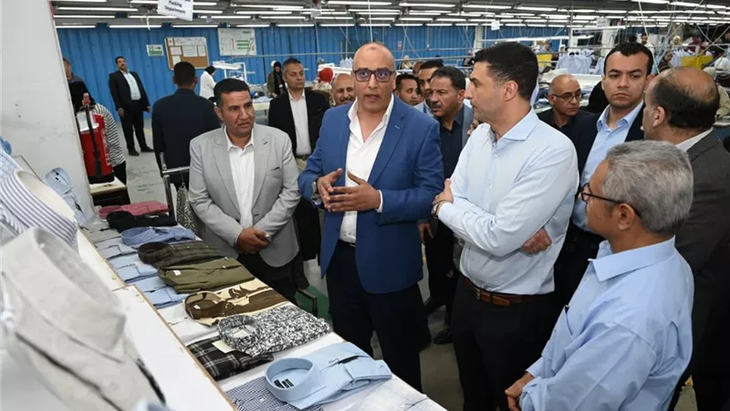 وزير الصناعة يتفقد مجمعًا للأسمنت ومصنعين للملابس والصناعات الغذائية ببنى سويف والمنيا 