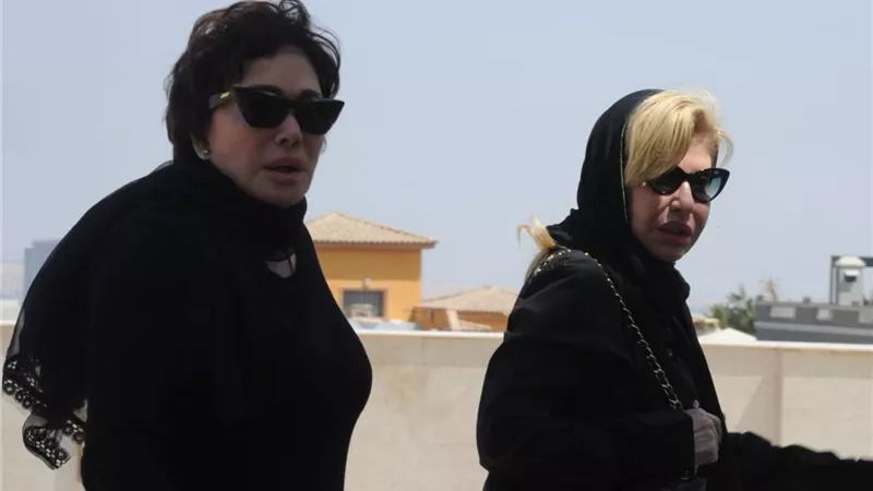 فيفي عبده وهالة سرحان أول الحضور.. نجوم الوسط الفني يودعون هاني شاكر 
