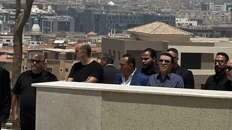 مصطفى كامل في استقبال جثــمان هاني شاكر لحظة وصوله لمسجد أبو شقة  (فيديو)