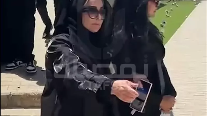 ظهور نادر للفنانة شهيرة بالحجاب خلال تشييع جثمان هاني شاكر من مسجد أبو شقة (فيديو)