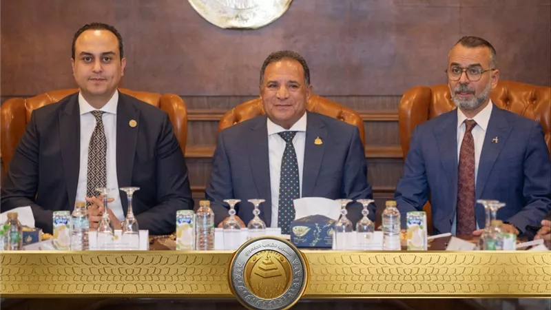 حزب الشعب الجمهوري يستضيف رئيس هيئة الرعاية الصحية في مائدة مستديرة حول «التأمين الصحي الشامل»