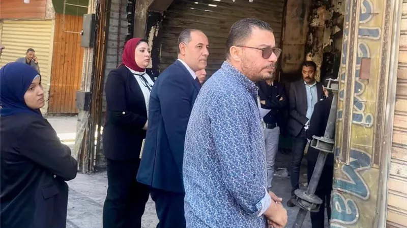 بعد إصابة طالبات باختناق.. النيابة الإدارية تعاين موقع حريق محلات الزعبلاوي بميدان الجيزة