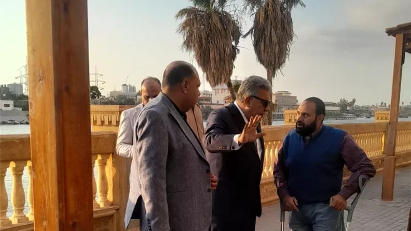 محافظ الدقهلية يتفقد أعمال تعزيز الخدمات وإنشاء غرفة عمليات بممشى المنصورة  