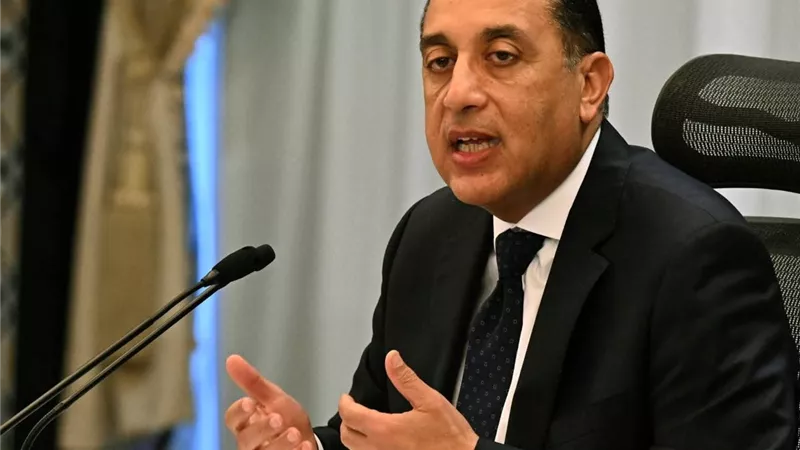 مدبولي يشيد بمهندسي وعمال «القاهر 2»: نفخر بسواعد مصر