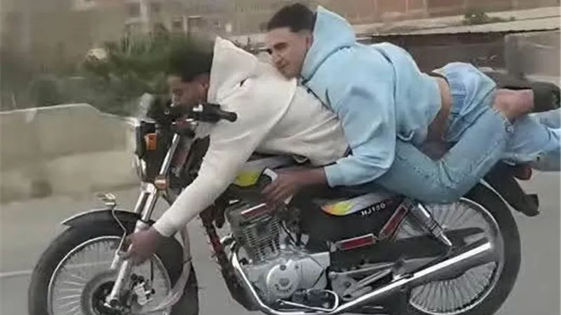 القيادة المتهورة تحصد الأرواح.. سباقات الموت تخطف شباب الفيوم